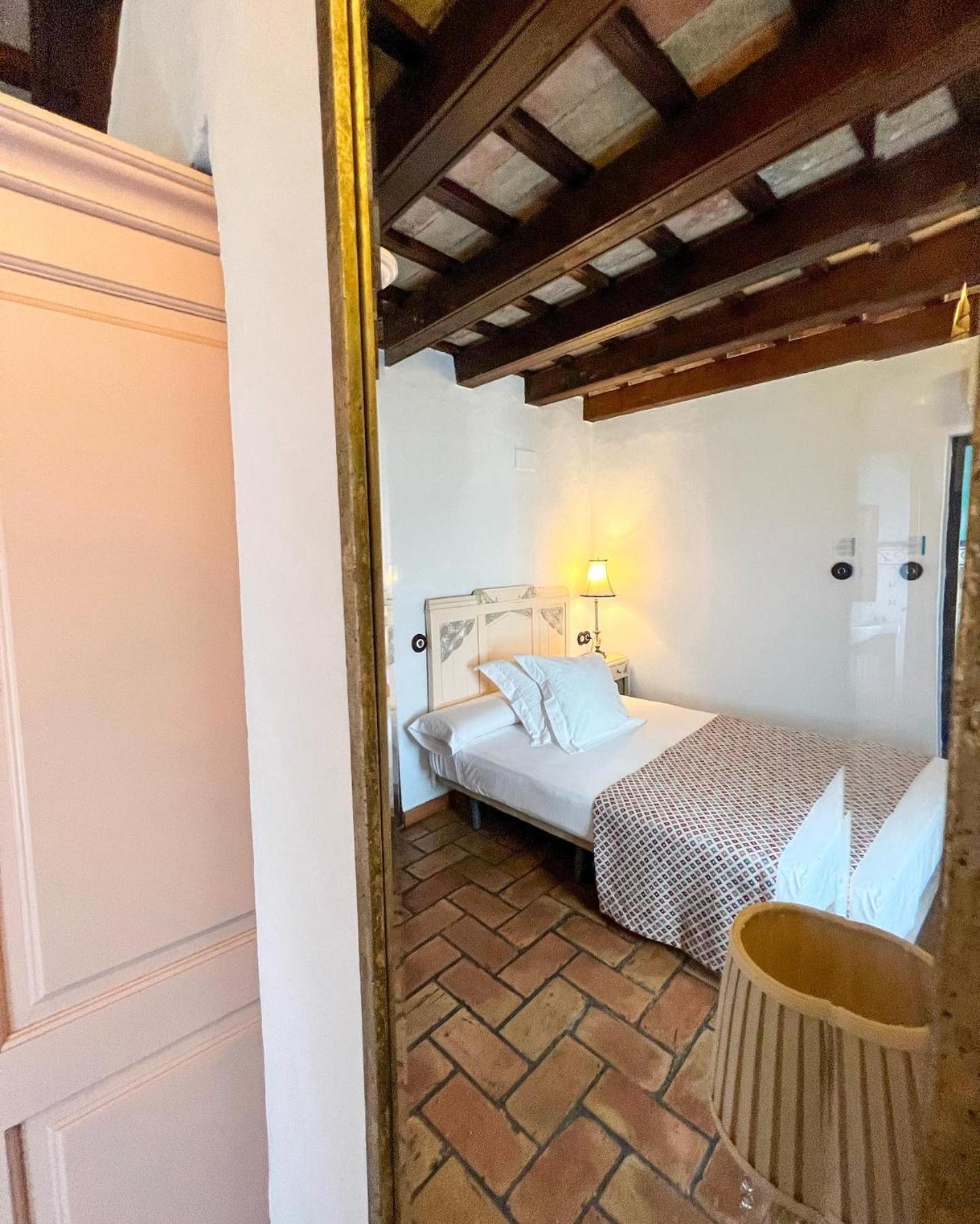 Hostal Servilia Carmona  Eksteriør billede