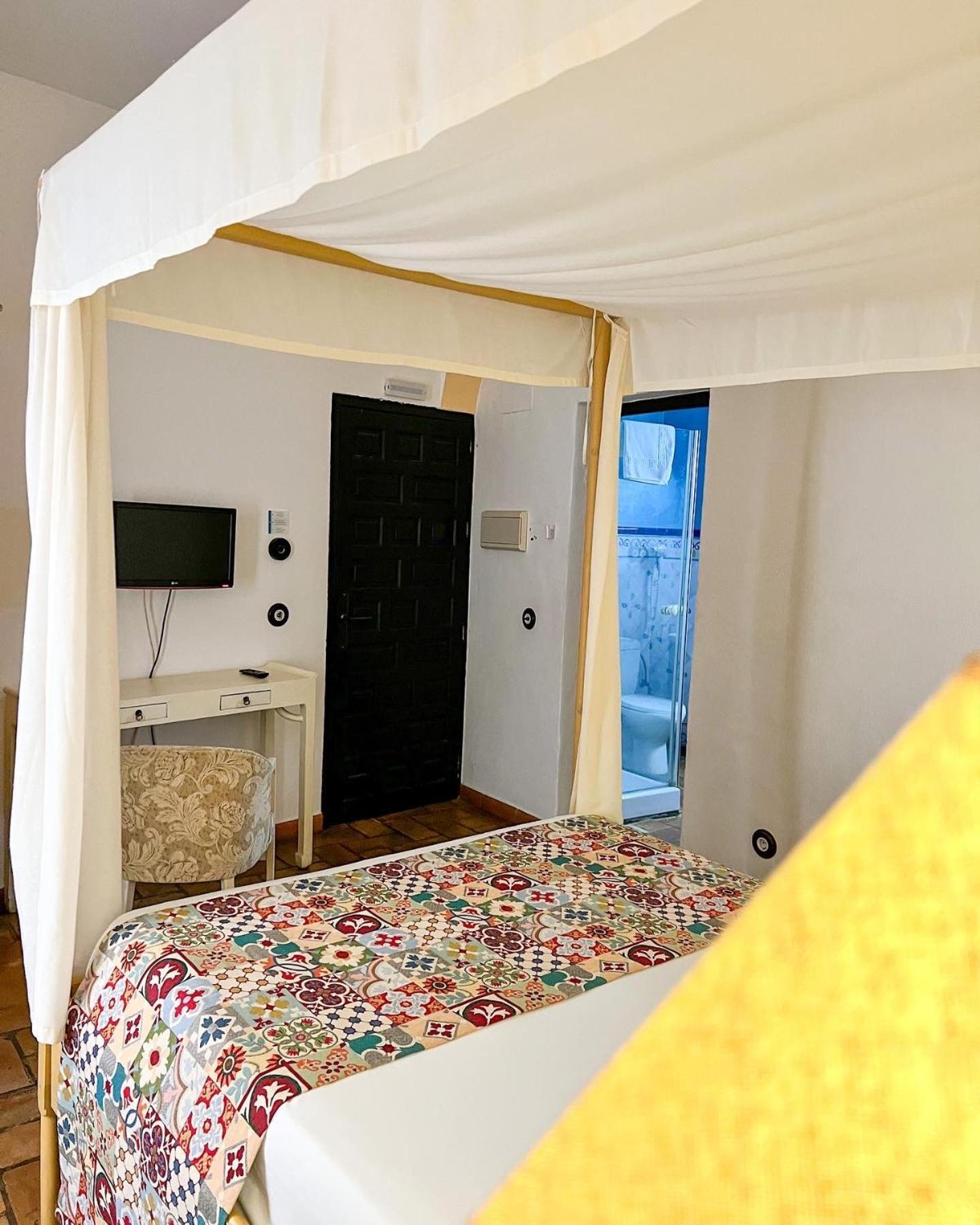 Hostal Servilia Carmona  Eksteriør billede