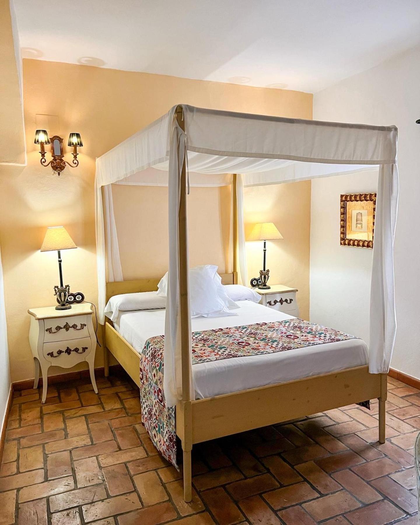 Hostal Servilia Carmona  Eksteriør billede